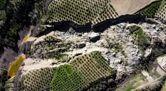 Hatay'ın Altınözü ilçesindeki zeytinlik alanda devasa yarık oluştu