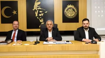 Afyonkarahisar Belediye Başkanı Mehmet Zeybek, meclis üyeleriyle uyum içinde çalıştıklarını belirtti