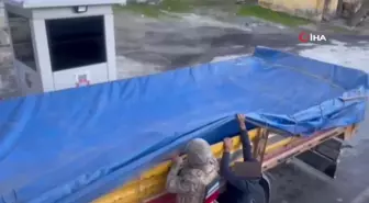 Bitlis'te tır içinde 58 düzensiz göçmen yakalandı