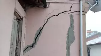 Tokat'ın Niksar ilçesindeki Günebakan köyünde çatlaklar paniğe neden oldu