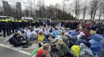 Hollanda'da İklim Aktivistleri Fosil Yakıt Kullanımını Protesto Etti