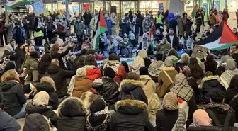 Lahey'deki Tren İstasyonunda Filistin'e Destek İçin Oturma Eylemi Düzenlendi