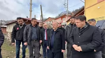 Tokat'ın Niksar ilçesinde heyelan nedeniyle evlerde ve yollarda çatlaklar oluştu