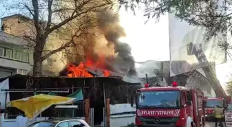 Maltepe'de Tarihi Kıraathane Alevlere Teslim Oldu