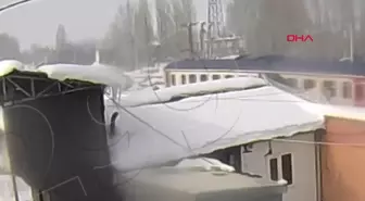 Muş'ta TIR ve tren çarpışması: 2 ölü, 2 yaralı