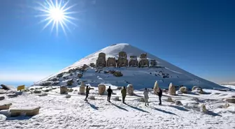 Nemrut Dağı Ören Yeri Kış Mevsiminde Ziyaretçilerini Ağırlıyor