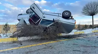 Sivas'ta otomobilin refüje devrilmesi sonucu 4 kişi yaralandı