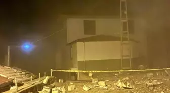 Tokat'ın Niksar ilçesinde heyelan riski: Cami minaresi evin üzerine devrildi