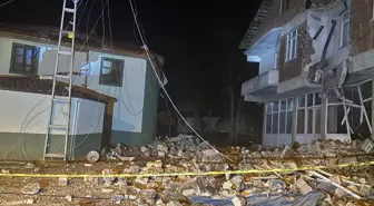 Tokat'ın Niksar ilçesinde heyelan sonucu cami minaresi evlere devrildi