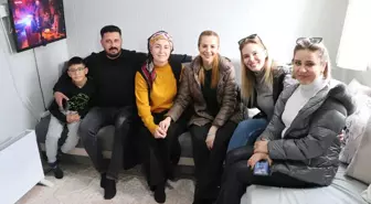 Deprem Bölgesine Ziyaret: Ünlüler Moral Verdi