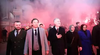 İnegöl Belediye Başkanı Alper Taban, Bursa dönüşü coşkulu bir kalabalık tarafından karşılandı