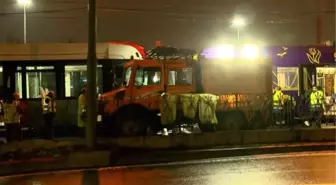 Zeytinburnu'nda Tramvay Kazası: 1 Vatman ve 2 Yolcu Yaralandı