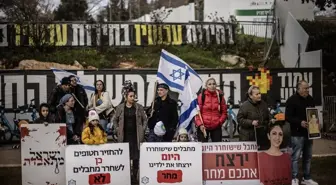 İsrail Meclisi Önünde Ateşkes ve Esir Takası Protestosu