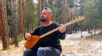 Müzik Öğretmeni Kar Altında Saz Çalıyor