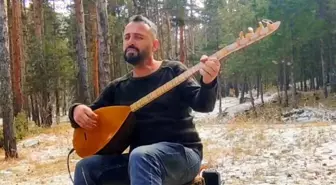 Doğada Kar Altında Saz Çalan Müzik Öğretmeni