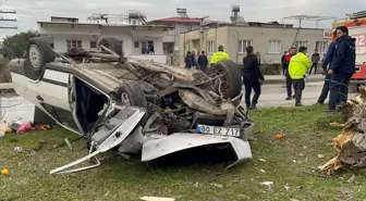 Osmaniye'de refüje çarptıktan sonra devrilen otomobildeki 3 kişi yaralandı