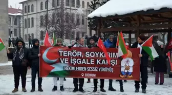 Erzurum'da İsrail'in Gazze'ye yönelik saldırılarını protesto etmek için sağlık görevlileri bir araya geldi