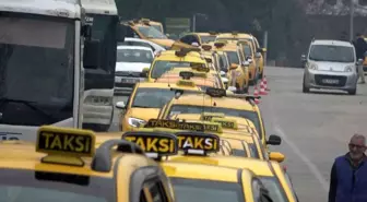 Bursa'da Taksiciler Zam Nedeniyle Uzun Kuyruklar Oluşturdu
