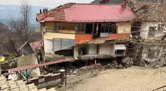 Tokat'ın Niksar ilçesinde heyelan sonucu cami ve evler yıkıldı