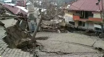 Tokat'ın Niksar ilçesinde heyelan sonucu cami yıkıldı