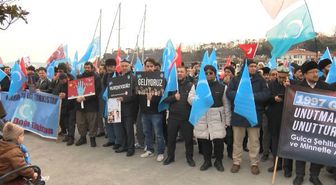 Uygur Türkleri, Çin Konsolosluğu önünde Gulca Katliamı'nı protesto etti