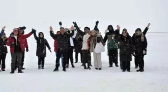 Kars'a gelen vatandaşlar Çıldır Gölü'nde atlı kızak heyecanı yaşıyor