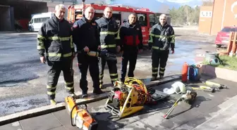 Karabük Belediyesi İtfaiye Müdürlüğü ekipleri depremzedelere umut oldu