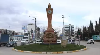 Adıyaman'da 45 yıl önce inşa edilen saat kulesi depremden beri ilerlemiyor