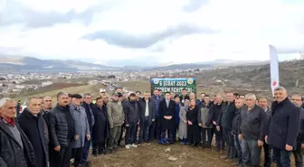 Adıyaman'ın Gölbaşı ilçesinde depremde hayatını kaybedenler için zeytin fidanları toprakla buluşturuldu