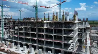 Kadın Müteahhit İşçi Bulamayınca Kendi İnşaatında Çalışmaya Başladı