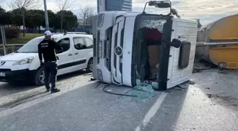 Bağcılar'da Hafriyat Kamyonu Devrildi: Sürücü Yaralandı