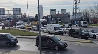 Bağcılar'da Hafriyat Kamyonu Devrildi: Şoför Yaralandı