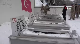 Çığ faciasının şehitleri mezarları başında anıldı