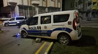 Çorum'da polis otosu orta refüje çarptı