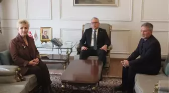 Sivas'ta emekli öğretmenler, deprem bölgesine 1 milyon lira bağışladı
