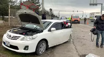Bolu'da Trafik Kazası: Kamyon Sedan Otomobile Çarptı, 3 Kişi Yaralandı