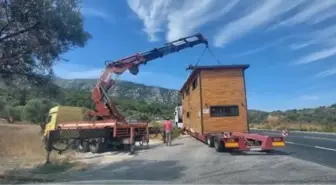Karaburun'da Aras Bulut İynemli, Erkan Kolçak Köstendil ve Necip Memili'ye ait ''tiny house''lar kaldırıldı