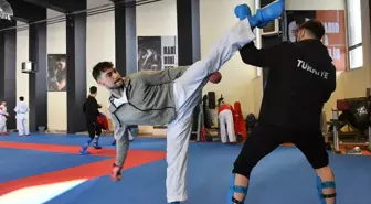 Sakarya'da Karate Şampiyonu Yusuf Eren Temizel, Avrupa Şampiyonluğu İçin Ter Döküyor