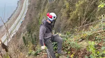 Artvin'de Karadeniz Sahil Yolu'nda Tehlikeli Kayalar Temizleniyor