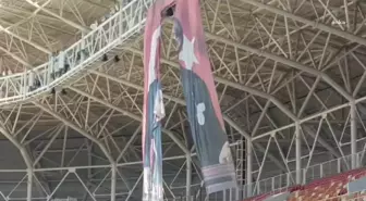 Malatya Stadyumu'ndaki Atatürk'ün yırtık posteri tepki çekti