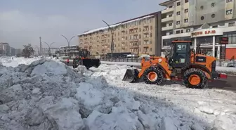 Yüksekova'da Kar Temizleme Çalışmaları Devam Ediyor