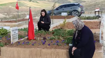 Adana'da depremde yakınlarını kaybedenler mezarlık ziyaretinde bulundu