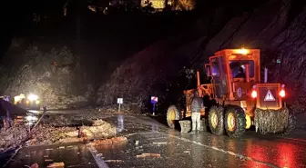 Artvin'in Borçka ilçesinde derenin taşması sonucu camide mahsur kalanlar kurtarıldı