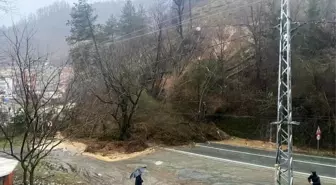 Artvin'de şiddetli yağış sonucu heyelan: Borçka-Hopa karayolu ulaşıma kapandı