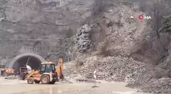 Borçka-Hopa karayolu heyelan nedeniyle ulaşıma kapandı