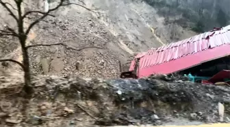 Artvin'de Şiddetli Yağış Sonrası Heyelan: Borçka-Hopa Karayolu Ulaşıma Kapandı