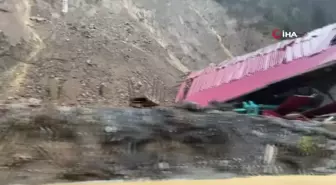 Borçka-Hopa karayolu heyelan nedeniyle ulaşıma kapandı