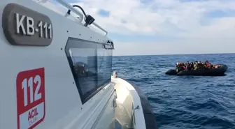 Çanakkale'de Arızalanan Botla Sürüklenen 38 Düzensiz Göçmen Kurtarıldı
