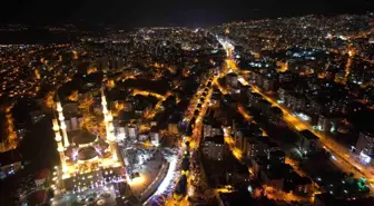 Kahramanmaraşlı Depremzedeler Miraç Kandili'nde Abdülhamit Han Camii'ne Akın Etti