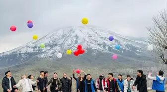 Şemdinli'de Depremde Hayatını Kaybeden Öğretmenler İçin Gökyüzüne Balon Bırakıldı